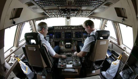 Stratolaunch dev olunca tekerlek sistemi de bir o kadar byk. 650 ton yk tamak iin tam 28 tekerden destek alyor. Her iki burun ksmnda ikier tane, gvdede de 12'er tane tekerlek var.