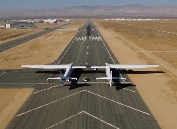Grntdeki Boeing 747-400 kokpitinden farkl olarak Stratolaunch  kiilik bir kokpite sahip olacak. Pilot ve yardmcs dnda bir de uak mhendisi bulunacak.