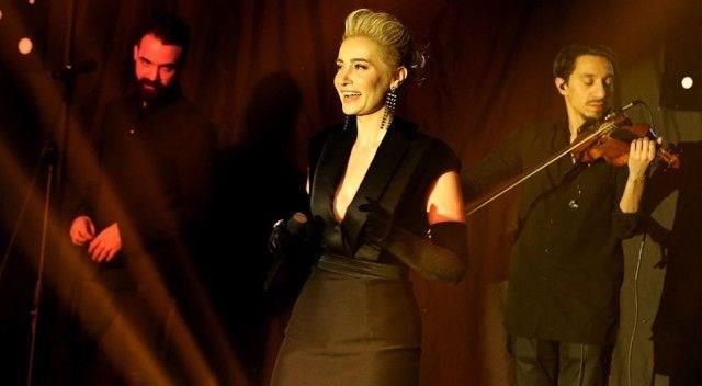 SILA    <br>stanbul Galata&#8217;da beendii iki oda bir salon eve samayan Sla, yandaki daireyi de alp, 4.5 milyon TL&#8217;yi gzden kard!      Getiimiz yaz turnede olduu srada Kadky&#8217;deki konutuna hrsz giren Sla, tanma karar ald. Bir sredir araylara devam eden arkc, tercihini Galata&#8217;dan yana kulland. Galata Kulesi manzaral evleri inceleyen Sla, nl ynetmen Ferzan zpetek&#8217;in de oturduu bir apartmanda karar kld.    Arka cephesi denize bakan, iki oda ve bir salondan oluan daire iin ev sahibiyle anlaan arkc, eyalarnn buraya smamas zerine, yandaki daireyi de ald. zm iki evi birletirmekte bulan Sla&#8217;nn toplam 4.5 milyon TL deyecei iddia edildi. arkcnn i mimarlarla grmeye balad da konuuluyor.