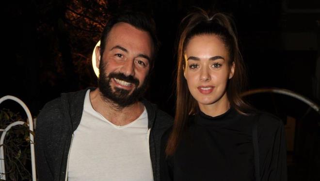 Bensu Soral  <br>  Bensu Soral ile nianls Hakan Ba Etiler'de objektiflere takld. nl iftten Soral, 20 milyon TL&#8217;lik yal baktklar haberleri hatrlatlnca &#8220;yle bir ey yok. Ev bakyoruz ama denildii gibi yal deil. Bizim iin apartmanda daire bile olur&#8221; dedi.    Peki nl isimler nerede oturuyor. te o liste...