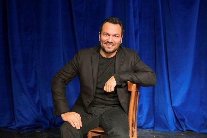 AL SUNAL   <br>  Nazl Kurbanzade bir sre nce aile arasnda nianlanan ve evlilik hazrl yapan Ali Sunal kesenin azn at. Sunal dn sonras oturacaklar Kadky Fenerbahe'deki lks daire iin 5 milyon lira dedi.