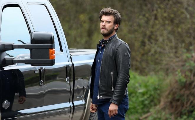 19 ubat 2016'da stil danman Baak Dizer ile dnyaevine giren Kvan Tatltu, Ulus'taki bekar evine veda etmi ve Demet Akba'n Bebek Aye Sultan Korusu'ndaki evini kiralamt. Boaz manzaral evi, nikah ncesi, iki ay sren bir tadilatla zevklerine ve ihtiyalarna gre dayayp deyen ift adres deitirdi. Blent Cankurt, nl iftin Bebek'ten Kemerburgaz'a tandn yazd. Buna gre; Tatltu ifti aradklar evi Kemer Country'de buldu. nl ift; iki kpei, bir kedisi ve kularyla rahat yaamak iin orman iindeki Ktk Evler'den birini kiralad.