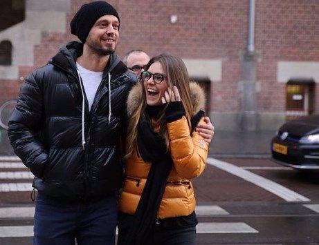 MURAT BOZ VE ASLI ENVER  <br>  Son model aracna yaklak 1 milyon TL deyen Murat Boz, kazand paray yatrma dntrmeye devam ediyor. nceki akam Levent&#8217;te grntlenen Boz&#8217;un aracnn kesinde yer alan &#8216;Levent Loft&#8217; yazl kap giri kart dikkat ekti. renilen bilgiye gre Murat Boz, Levent Loft&#8217;tan yaklak deeri 4 milyon TL deerinde ev satn ald. Boz, tek bana katld bir galada sevgilisi Asl Enver&#8217;in &#8216;stanbullu Gelin&#8217; setinde olduu iin kendisine elik edemeini syleyerek &#8220;Onu ok seviyorum. Dizi nedeniyle ayr kalyoruz. Evi otel gibi kullanyor&#8221; demiti. nl ift, getiimiz yaz yaadklar ksa ayrlk sonras da Yeniky&#8217;de oturduklar villadan tanmt.