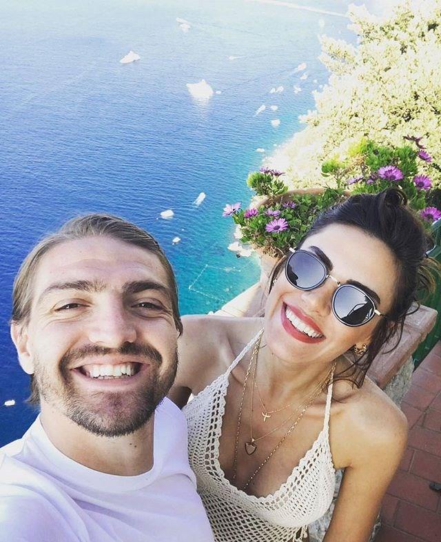 CANER ERKN-KRAN OVALI  <br>  BADAT CADDES  <br>  Caner Erkin-kran Oval ifti, yeni evlerini Anadolu Yakas'ndan seti. ift Baltaliman'ndaki evlerinde uyurken, hrszn kapy zorlamas zerine yeni bir ev arayna girmiti.    Sabah'n haberine gre;daha gvenli bir ev iin Beiktal futbolcu Erkin, Badat Caddesi'nin tek lks rezidansnda bir penthouse kiralad.    Lks sitesinin 44'nc katndaki penthouse'lardan birini kiralayan Caner Erkin, yeni yuvalar iin aylk yaklak 12 bin dolar (yaklak 45 bin TL) kira deyecek.