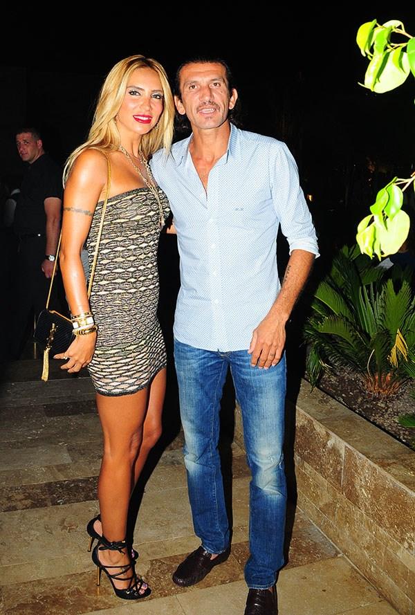 Eski futbolcu Rt Reber ve ei Il Reber, Beykoz&#8217;dan 10 milyon TL&#8217;ye aldklar havuzlu, baheli, 4 katl villalarna tand.    Evinin dekorasyonuyla kendisi ilgilenen Il Reber, yeni dekorasyon da yaptrd. Rt Reber einin evde her istedii deiiklii yaptrd, lks eyalar iin de kesenin azn at.