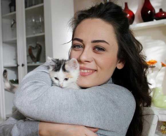 DEMET EVGAR    Avlu dizisinin Deniz Demir'i Demet Evgar, arad evi Sariyer'de buldu. Sabah'n haberine gre; Evgar, aylk 18 bin lira bir ev kiralad.