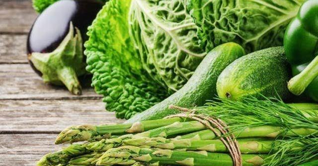 K vitamini: K vitamininin kemik olumasnda etkili bir grevi var. Son yllarda yaplan almalar, K vitamini eksiklii bulunan kiilerin kemiklerinde krk oluma riskinin daha fazla olduunu ortaya koyuyor. zellikle menopoz sonrasndaki kadnlarn kemik salnn korunmasnda K-2 vitaminin koruyucu etkisi var.<br>  K vitamini kaynaklar: Yeil yaprakl taze sebzeler, st rnleri, maydanoz, yeil ay, kivi ve kuru erik K vitamini asndan olduka zengin. Ancak herhangi hastal nedeni ile kan sulandrc kullanmakta olanlarn doktorlarna danarak K vitamini desteine ihtiyac olup olmadna karar verilmeli.