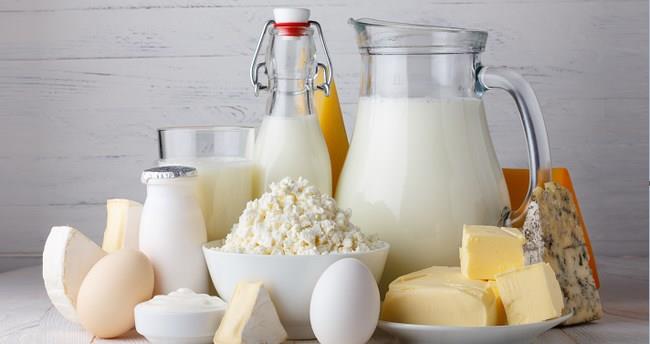 Kalsiyum: ocukluk ve ergenlik dneminde alnan kalsiyumun salkl bir kemik iin gerekli olduu aikr. Vcutta kalsiyum depolarnn hep dolu tutulmas iin kalsiyum ieren besinlerin yetikinlik dneminde ve ileri yalarda da tketilmesi art. Yaplan bir aratrmaya gre ocukluundan bu yana yeterli kalsiyum alan kiilerde kemik erimesine bal krklar, yeterli kalsiyum almayanlardan yzde 30 daha az grlyor.<br>  Kalsiyum kaynaklar: 1 porsiyon somon balnda 200 mg, 1 su barda st iinde 200 mg kalsiyum bulunuyor. Salkl bir yetikinin gnde 1000 mg. ileri yalarda ise gnde 1200 mg kalsiyum almas gerekiyor. Damarlarmzda dolaan kalsiyum miktar yetersiz kalrsa, vcudumuz bu kalsiyumu yerine koymak iin kemik depolarn kullanyor. Bu nedenle beslenme ile kalsiyum almna nem vermek gerekiyor.