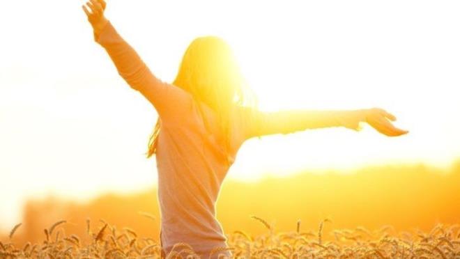 D vitamini: Kemik sal iin en nemli vitaminlerin banda D vitamini geliyor. zellikle besin ile alnan kalsiyumun emilmesindeki katks byk olan D vitamininin kemiin bymesinde ve yapm-ykm dengesinde de nemli rol var. D vitamini eksiklii olanlarda kemikte kolaylkla krlma, eilme ve bklmeler olabiliyor.  <br>  D vitamini kaynaklar: En iyi D vitamini elde etme yolu gn nda gne nlarndan faydalanmak. Balk ve balk ya da D vitamini asndan zengin. Doal besin kaynaklarnda ok yaygn olarak bulunmamas nedeniyle D vitamininin ek olarak alnmas gerekebilir. ocukluktan balayp ileri yalara gre deimekle birlikte hekim nerisiyle gnlk 600 ile 4000 IU arasnda D vitamini alnmas faydal.