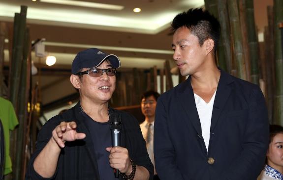 Ancak hayranlarnn korkusu zerine Jet Li&#8217;nin menajeri sanatnn &#8220;ok iyi&#8221; olduunu aklad. Jet Li, 2013 ylnda verdii bir rportajda hipertiroidi* hastas olduunu, bu hastalktan dolay kilosunda dalgalanma yaayabildiini sylemiti. *Hipertiroidi, tiroit bezinin normalden fazla almas.