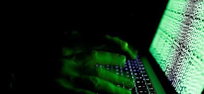 BANKALARA, NTERNET MAAZALARINA VE DEME SSTEMLERNE YAPILAN SALDIRILAR LK  SIRADA YER ALIYOR    Raporda yer alan dier nemli bulgular ise, "Kimlik av saldrlarnn ana hedefleri geen yln sonunda bu yana ayn kald. Hedeflerin banda global internet portallar ve iinde bankalar, deme hizmetleri ve internet maazalarnn yer ald finans sektr geliyor. Sylentileri kan Telegram ICO'ya yatrm frsat sunuyor gibi grnen bir kimlik av sitesi zerinden yaklak 35.000 ABD dolar alnd. 'The Bee Token' ICO'nun kyla ilgili tek bir kimlik av e-posta serisi sayesinde yaklak 84.000 ABD dolar alnd. Finansal kimlik av saldrlar, tm kimlik av saldrlarnn neredeyse yarsn (%43,9) oluturmaya devam ediyor. Bu oran getiimiz yln sonuna gre %4,4 daha yksek. Bankalara, internet maazalarna ve deme sistemlerine yaplan saldrlar ilk  srada yer alyor. Bu durum siber sulularn kullanclarn parasna erime isteini ortaya koyuyor. 2018'in ilk eyreinde, kimlik av saldrsna urayan kullanc oran en yksek olan lke Brezilya (yzde 19) oldu. Onu Arjantin (yzde 13), Venezuela (yzde 13), Arnavutluk (yzde 13) ve Bolivya (yzde 12)" eklinde sraland.