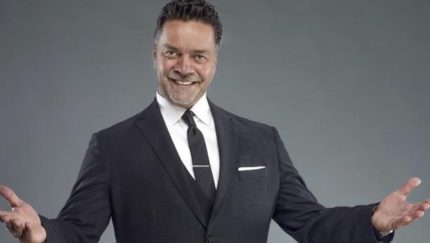 Genellikle mzikle ilgili veya mzisyen konuklar programa karak genelde son kan albmlerinden arklar sylemitir. Hande Ataizi ve Cem Davran'n sunduu talk show ki Kere ki Cumartesi akamlar yaynland iin Beyaz Show, Perembe akamlar ve Zaga ise Cuma akamlar yaynlanmtr.