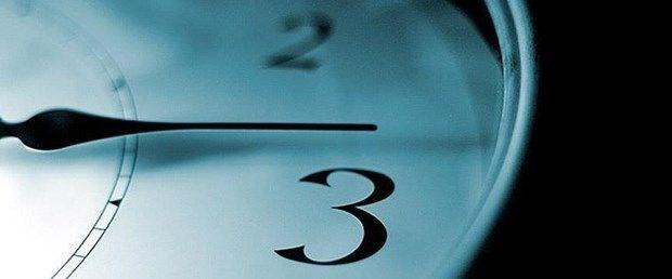 2- Sa elinizin ilk 2 parman, sol bilein i ksmna, ba parmanzn hemen altna yerletirin. 10 saniye boyunca vuru adedini sayn, ardndan bu sayy altyla arpn.