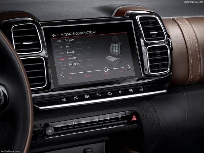 C5 Aircross, n camn st ksmnda yer alan bir kamera ve n tamponun iindeki radar sensr sayesinde otonom sre doru nemli bir adm olan, aralarnda Aktif Gvenlik Freni, Stop&Go zelliine sahip Adaptif Cruise Control, eritte Kalma Asistan, Park Asistan, zorlu koullarda srclere destek olan Yoku ni Destek Sistemi ve Grip Control&#8217;n de bulunduu 20 farkl sr ve konfor destek sistemi ile donatld.