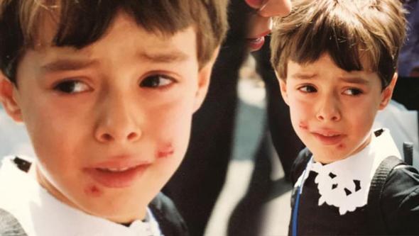 zge zpirini ilkokul yllarna ait fotoraf Instagram'da takipileriyle paylat.    Gzel oyuncu fotorafn altna u notu dt:    "lkokul 1'in ilk gn! Akademik hayata kar tavrm o gnden itibaren ok netti! Stresten yanamda kan ucuun izi durur hala! Hey gidi gnler... Salarm o kadar ksa kestirmiler ki (kesin bitlenmiimdir) ilkokul formam almaya gittiimde sat eleman hanmefendi babama ve bana bakp erkek niformalarna ynlendirmiti bizi. ok zlmtm ama imdi glyorum tabi. Anlatacak hikayelerden biri ite..."