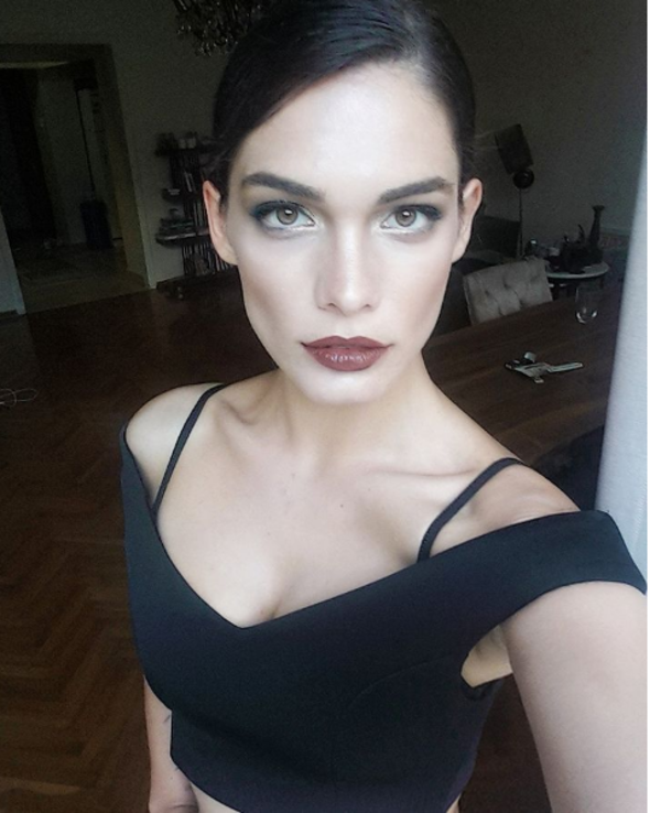 O kz oyuncu Beste Kkdemir'den bakas deil!    Kkdemir, yllar ncesine ait fotorafn "Ozaman biraz glelim... Orta 2'deyim. Salarm kendim kesmitim. Bence hi fena deil!" notu ile Instagram'da paylat...    Gzel oyuncunun fotoraf beeni yamuruna tutuldu.