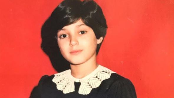 nl televizyoncu Zuhal Topal, sosyal medya hesabndan ilkokul gnlerine ait bir fotorafn paylat.  Fotorafn altna " Bilin bakalm bu kim..1984, ya sekiz " yazan Topal'n bu paylamna yorum yad.