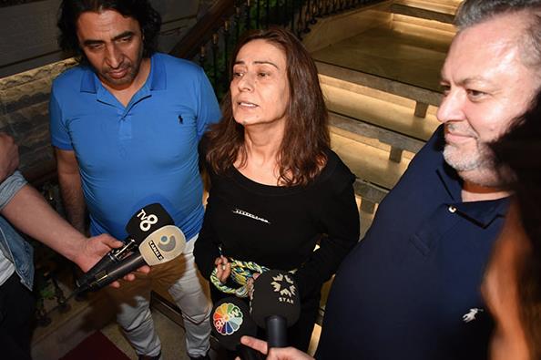 "HERKES Y OKUDU": Albmde yer alan sanatlardan hangilerinin ilgi grd ynndeki soruya baarl arkc, "Bence 'en iyi' diye bir ey yok. Herkes ok iyi okudu. Herkes ruhunu, sanat kimliini ortaya koydu. Ayrm yapamyorum. Her sanatnn fanlarna gre onlar birinci" dedi. Hande Yener ile Demet Akaln&#8217;n ayn albmde yer almak istemedii haberleri hakknda Yldz Tilbe, "Kiilerin birbirleriyle polemii olabilir. Sz konusu iimiz olunca polemikleri bir yana braktk. O anlamda herkes kendi arksn syledi. Yani albmmde polemik falan olmad. Benle hi bir ilgisi yok" ifadelerini kulland.