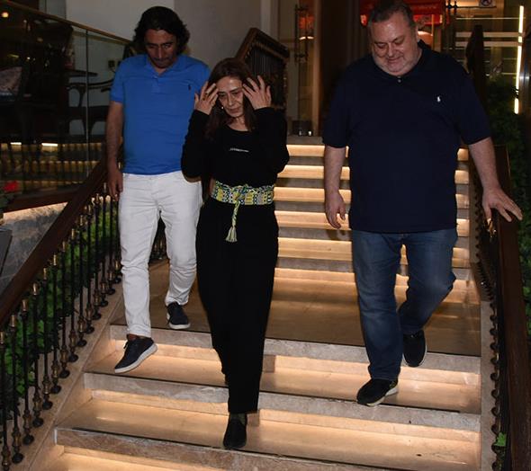 TRAFKTE ALIVER YAPTI: Yldz Tilbe, erken saatlerde Levent trafiinde objektiflere yansd. Kendisini fark eden hediyelik eya ve iek satan kadnlarla sohbet eden sanat, onlardan alveri yaparak destek oldu.