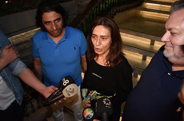 "SEZEN EVNDE ARKILARIMI SYLYOR": 20 yllk ksln sonlandrd Sezen Aksu'nun albmde yer almamasyla ilgili sorulara, "Kendisine yle bir teklif gtrmedim. nk bana iki ark verdi, sylemem iin. Bar anlamamzn zerine hediye etti. arklarn seslendirdim. O isterse benim arklarm istedii zaman seslendirir. Zaten evde sylyor. &#8216;abuk Olalm Akm&#8217;, &#8216;Ak Laftan Anlamaz Ki' arklarn seslendiriyor her zaman evinde&#8221; cevabn verdi.