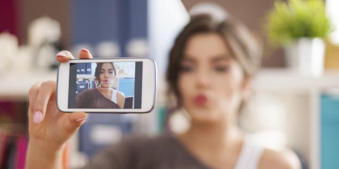 ok fazla bilgi paylamayn. Evet, sosyal medya her an her yerde birok amala kullanlabilir, ancak zel hayatnzla sosyal medya arasndaki izgiyi iyi izmeniz gerekir. Kiminle, nerede, ne yaadnz, ne hissettiinizi her zaman paylamak doru olmayabilir. Baz eyler size ve yakn dostlarnza zel kalmal.