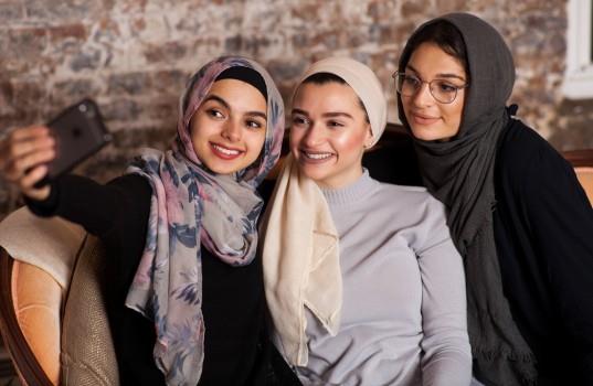 Siyaset, din, rk gibi ok tartmal konulardan elinizden geldii kadar uzak durun. Hem kariyeriniz hem de evreniz asndan en salkls bu, bize gvenin. Srekli bu tarz paylamlar yapmak ya da byle tartmalara katlmak istemediiniz kadar dikkat ekmenize neden olabilir.