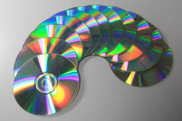 CD (Compact Disc)  <br>  Aslnda 1980&#8217;li yllarda ilk kez ortaya kan CD&#8217;ler, 90&#8217;larn ardndan yaygnlama ans buldu. 700 MB&#8217;lk bir kapasiteye sahip olan CD&#8217;ler CD-ROM denilen cihazlarla beraber alyordu.