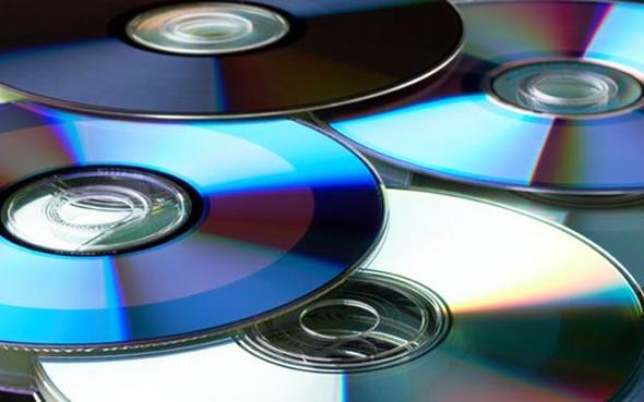 DVD (ok Amal Saysal Disk)  <br>  ift katmanl DVD modelleriyle birlikte kapasiteleri 8GB'a kadar ykselen DVD'ler, gnmzde daha az da olsa kullanlmaya devam ediyor. Ancak yakn gelecekte DVD'ler de olmayacak ve harici disk, USB hafza ve hatta bulut depolama servisleri DVD'lerin yerini tamamen alacak.