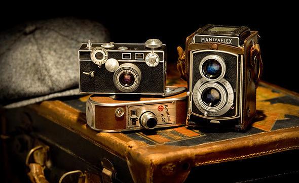 Eski fotoraf makineleri<br>    Eskiden fotoraf makinesiyle ektiimiz grntleri banyo ettirirdik. Bu maliyetli i elbette bugn yerini dijital fotoraf makinelerine ve hatta telefonlarmza brakt.