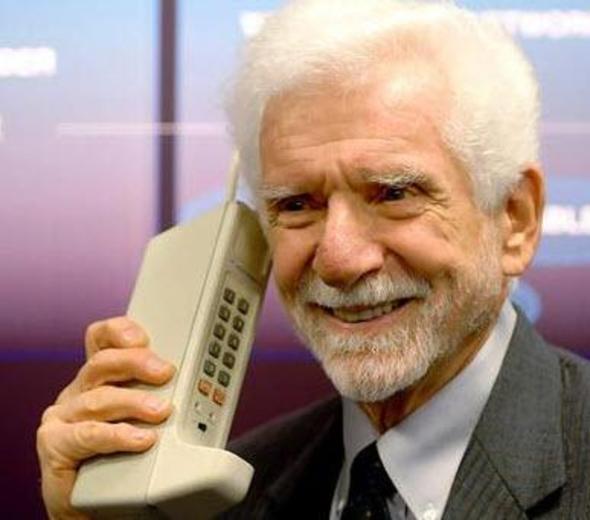 Dnyann ilk mobil telefonu  <br>  Cep telefonunun mucidi olarak bilinen Dr. Martin Cooper, 1973 ylnda ilk mobil telefonu gelitiren isimdi. Salt grmeyi salayan bu telefonu mobil telefon olarak nitelendirsek de, byk ebatlar neticesinde cebe sacak bir telefon deildi.