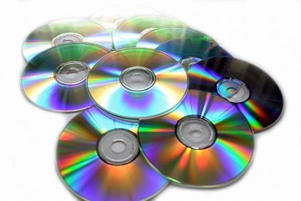 CD (Compact Disc)  <br>  Daha sonraki yllar ortaya kan CD-R/RW yazclar ise kullanclarn CD&#8217;lere kendi verilerini yazabilmesine olanak verdi. Bylece artk kullanclar film, mzik, fotoraf veya dier ieriklerini bu disklere yedekleyebiliyordu.