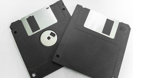 3.5 in&#8217;lik disket src<br>    Teyp band kullanan disketlerin toplam hafzas ise sadece 1.4 MB (megabyte) idi. Disketlerin ardndan CD&#8217;ler poplerlemeye balad.