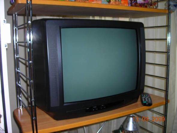 Tpl televizyon<br>    Tpl monitrler gibi tpl televizyonlar da bir dnemin vazgeilmeziydi. ok daha fazla yer kaplar, bugnk LCD veya LED televizyonlarn kalitesini elbette veremezdi