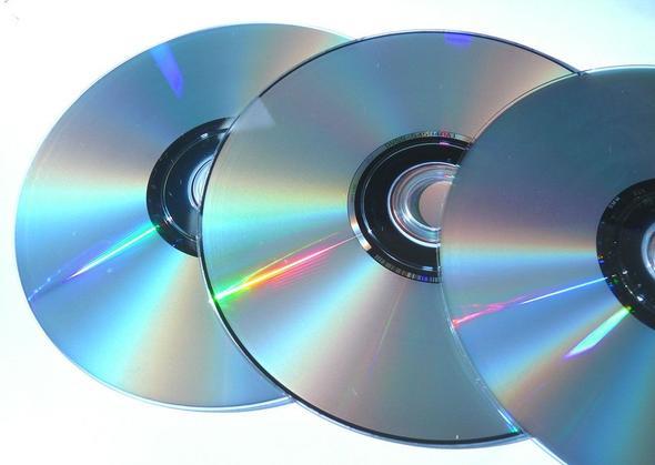 CD (Compact Disc)  <br>  Standart bir diskete gre 450 kat daha fazla veriyi saklayabilen CD&#8217;ler bugn de kullanlmaya devam ediyor.