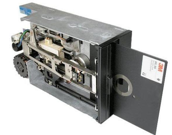 8 in&#8217;lik disket src<br>    1971&#8217;den 1976 ylna kadar kullanlan ve 8 in&#8217;lik disket srcler, devasa boyutlaryla dikkat ekiyordu. Bir disketin toplam hafzas ise 80 KB idi. Yani 8500 disketi topladnzda bir CD elde edebiliyorduk.