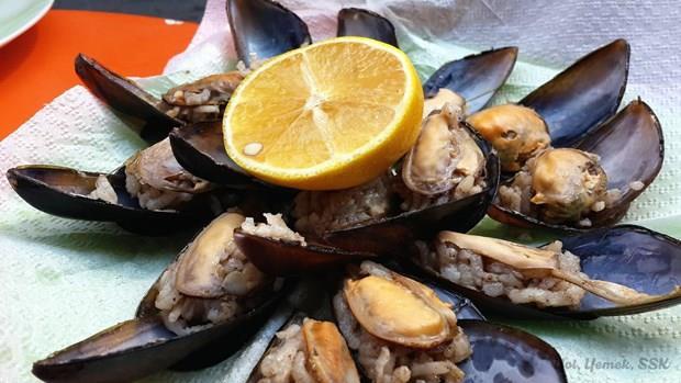 Midye Dolma zmir  <p>  Kk ve taptaze olan zmir midyelerinin, tam  kararnda pirin ve karabiberle birlemesi bu lezzetin pf noktas.