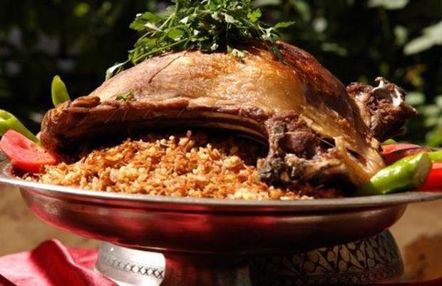 Kaburga Dolmas | Diyarbakr  <p>    Emei de lezzeti de unutulmaz olan  kaburga dolma; kasap tarafndan dolmalk olarak hazrlanan kaburgalarn pirin, kuba et, badem ve baharatlardan oluan pilavla doldurulmasyla elde ediliyor.