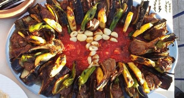 Tokat Kebab | Tokat  <p>    Bilinen piirme tekniklerini alt st eden, zel frnda; kuzu eti, domates, patlcan, biber ve patates buluuyorlar. zel yaplm lava ile fevkaladenin fevkinde.