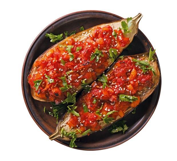 Zeytinyal mambayld stanbul  <p>    Rivayet odur ki; imam zengin bir  zeytinya tccarnn damad olur.  Kzn eyizinde bol miktarda ve  kaliteli zeytinya vardr. Evliliklerinin  ilk gnlerinde yeni gelin kocasna bu kaliteli yala hazrlanm patlcanl ve sebzeli bir yemek yapmaktadr. Bir gn masada imamn ok sevdii o yemek yoktur.  mam zeytinyann bittiini anlaynca zntden baylr.