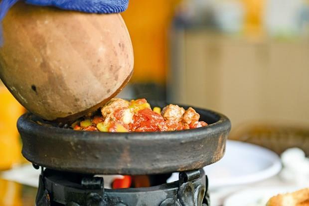 Testi Kebab | Nevehir  <br>  Bir testinin iinde bol malzeme ve etin bulumas ile ortaya kan bu testi kebab, eritilmi kuyruk ya ile lezzetin doruuna ulayor. zeri hamurla kapatlan ve ta frnlarda piirilen bu kebap, drt saatlik macerasn dost meclislerinde tamamlyor. Satrla, tek hamlede krlan testiden ise buram buram Anadolu kokusu yaylyor.