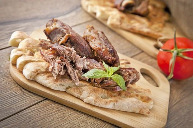 Bryan | Siirt<p>  Bryan, i organlar alnm btn kuzu  2-3 metre derinliindeki, kapa amur ile kapatlan kuyularda odun ateiyle piirilir. Genelde yaz aylarnda tketilen bryan; isteinize gre kemikli ya da kemiksiz olarak, taze pide zerinde servis edilir.