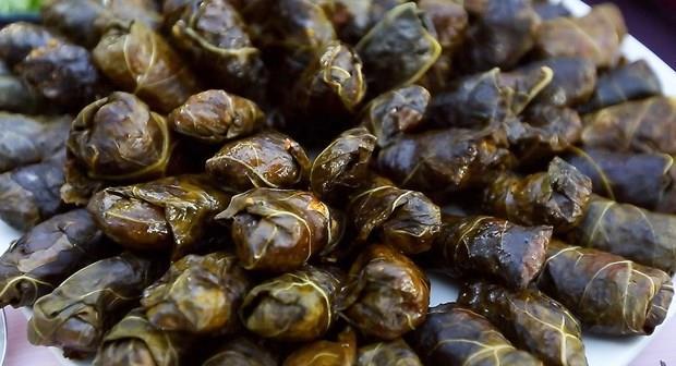 Erikli Yavan Sarma | Tokat    Anadolu'da etsiz yemekler yavan olarak adlandrlr. Ad yavan ama lezzeti kuru erik ve Narince zm yapra ile tavan yapan,  Time Dergisi'ne konuk olan bir Tokat lezzeti.