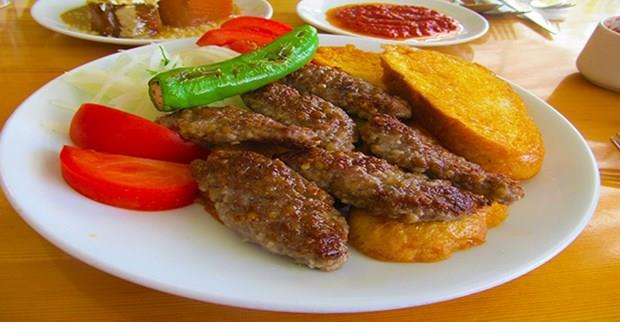 Islama Kfte | Adapazar<p>    Dilimlenmi ekmekler, biberli ve yal et  suyuna batrlr ve kftelerle birlikte zgara edilerek servis edilir.