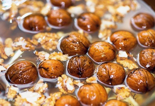 Ceviz kabuunun salk asndan eitli faydalar bulunmaktadr. Doann insanlara sunduu en nemli mucizelerden birisi de ceviz kabuudur. Ceviz kabuklar ve ceviz ayn zamanda ierisinde ykl miktarda B vitamini barndrmaktadr. Hayati neme sahip olmas asndan ceviz kabuunun faydalar, ceviz kabuu suyu nasl hazrlanr sorusu insanlar tarafndan ok fazla merak ediliyor. Bizde ceviz kabuunun faydalar ve ceviz kabuu suyu nasl hazrlanr sorusunun cevaplarn sizler iin aratrdk.