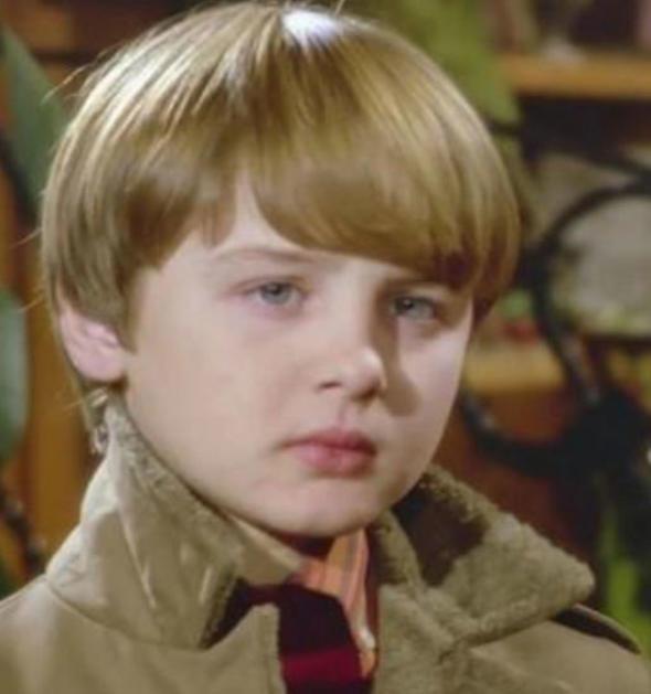 KARYER TORNAVDA YZNDEN BTT: Siyah- beyaz Yeilam filmlerinde kimi zaman sokaklarda yankesicilik yapt, kimi zaman Filiz Akn ablasna elinde darbukasyla elik eden bir ingene oldu. Bazen de Ediz Hun'a "size baba diyebilir miyim amca" deyip mavi gzlerinden boncuk gibi yalar aktt. Yeilam'n artk tarih olan bir dnemine damga vuran oyunculardan biri olan mer Dnmez'in ya da hafzalara yer eden adyla mercik'in sineme kariyeri, geirdii talihsiz bir kaza sonucu stelik de bir tornavida yznden bitti.