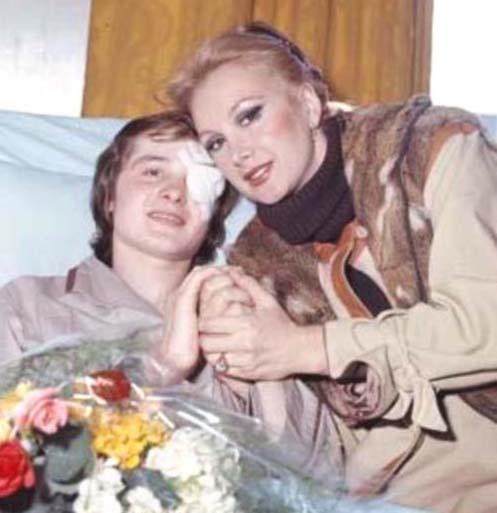 SOL GZN KAYBETT: Ama pek ok ocuk yldzn kaderinden farkl olmad onunki de. Bydke poplerliini kaybetti. Onun ilk genliine denk gelen 1970'li yllarda etkin olan erotik filmler dnemi mercik'in kariyerini deitirmesine neden oldu.17 yandayken geirdii talihsiz bir kaza nedeniyle de sol gzn kaybetti. Ksacas onun iin "film bitti".