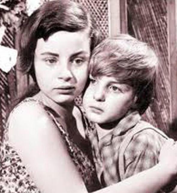 Aslnda byle hikayeler nllerin dardan bakldnda prltl grnen dnyasnda yle ok ki... Bazen anslar kt gittii iin bazen kendi yanl admlar yznden hretin zirvesinden bir anda yalnzln ve yoksulluun en derinine den nllerin yklerini okumusunuzdur siz de! Peki ya kck yata hreti yakalayan ama talihsiz bir kazann ardndan henz 17 yandayken, stelik de bir tornavida yznden kariyerini gen yata bitiren nl yldzn yksn hatrlyor musunuz?