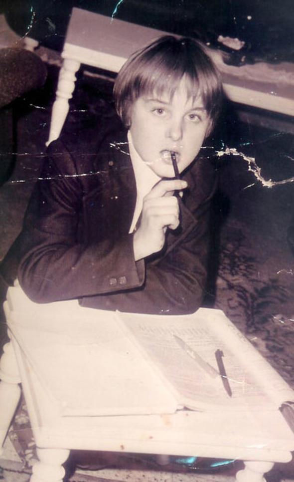 YARIMADA KNC OLDU: Filmlerdeki deimez rol arkada ve gerek hayattaki kuzeni Zeynep Deirmenciolu'nun (Ayecik) babas senarist Hamdi Deirmenciolu onu Ses dergisinin ocuk yldz yarmasna sokmasayd belki de hayat ok farkl bir ekilde ilerleyecekti mercik'in. Yarmada birinci deil ikinci oldu ama yine de Yeilam kaplar onun iin ardna kadar ald.