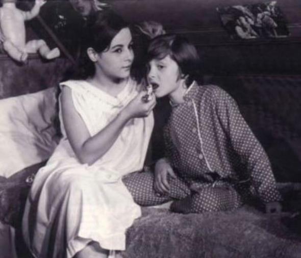 4 YAINDA BALADI 17'SNDE VEDA ETT: 13 Austos 1959'da Sakarya'da dnyaya gelen mercik, 50'li yalarn da bitirmek zere. yle ya da byle Trkiye'de birka kuan hafzalarnda yer etti mercik ya da gerek adyla mer Dnmez. Henz 4 yandayken balad sinemaya 17 yanda veda etti mercik. Ama hala ocuk yldz denilince, birlikte nice filmde oynad kuzeni Ayecik (Zeynep Deirmenciolu) ile birlikte ilk akla gelenlerden biri o.