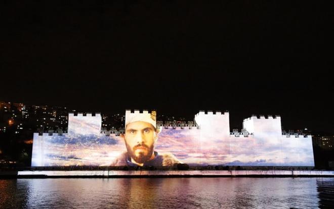 Hali Kongre Merkezi Sahili'ndeki alanda gerekletirilen etkinlikte kutlamalar iin hazrlanan zel bir video mapping, k, su ve lazerin birlikte kullanld Fetih Gsterisi gerekletirildi.